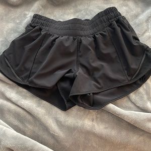 lulu lemon Hotty hot 2.5 inch shorts- low rise